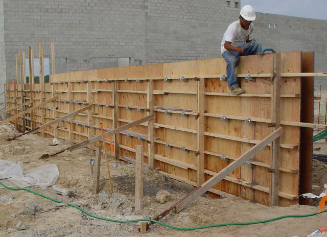 Retaining_Wall_BRU_7-26-10.jpg